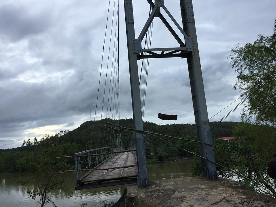Cầu treo bị... “treo” sau bão, dân vất vả vượt sông bằng đò - 2 Cầu treo bị... “treo” sau bão, dân vất vả vượt sông bằng đò - 2