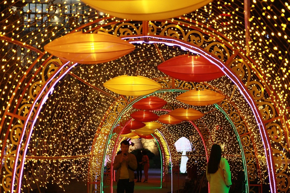 Đường hầm ánh sáng được thắp sáng bởi nhiều đèn led đủ sắc màu