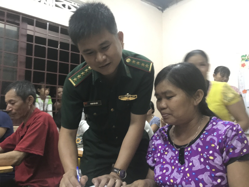 Lớp học xóa mù chữ vùng biên giới của hai thầy giáo mang màu áo lính - 3
Thầy Hiếu bên các học trò tuổi trung niên