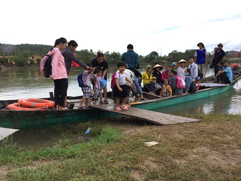 Không có cầu, người dân và học sinh địa phương này đang phải qua sông trên những chuyến đò ngang