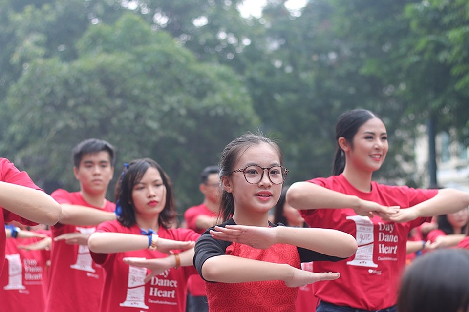 Hoa hậu Ngọc Hân cùng các bạn trẻ nhảy flashmob "vì sự tử tế" - 3 Hoa hậu Ngọc Hân cùng các bạn trẻ nhảy flashmob "vì sự tử tế" - 3