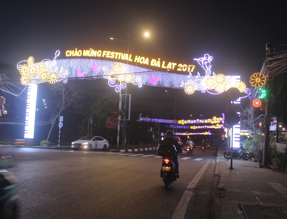 Lần đầu tiên tơ lụa Lâm Đồng được tôn vinh trong Festival hoa Đà Lạt - 4 Đường phố Đà Lạt được trang trí rực rỡ chuẩn bị cho lễ hội