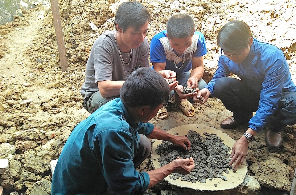 Đào móng nhà, phát hiện cả hũ tiền xu cổ - 3 Hay tin ông Điền sở hữu hũ tiền cổ nên nhiều người kéo đến xem, có người còn xin ông một vài xu về làm kỷ niệm.