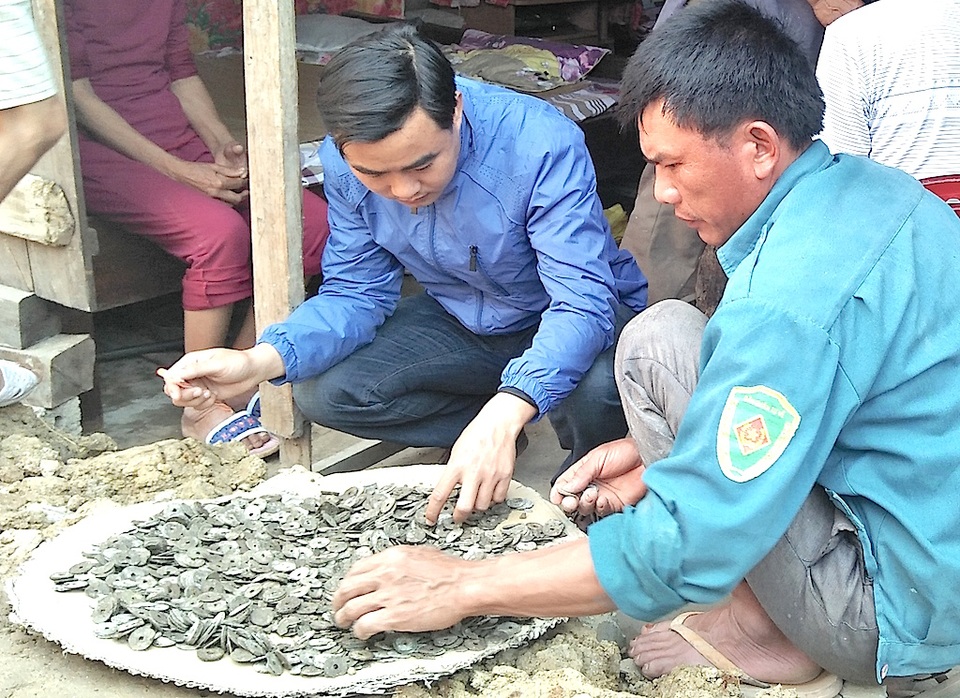 Đào móng nhà, phát hiện cả hũ tiền xu cổ - 2 Số tiền xu cổ gia đình ông Điền phát hiện khi đào móng nhà.