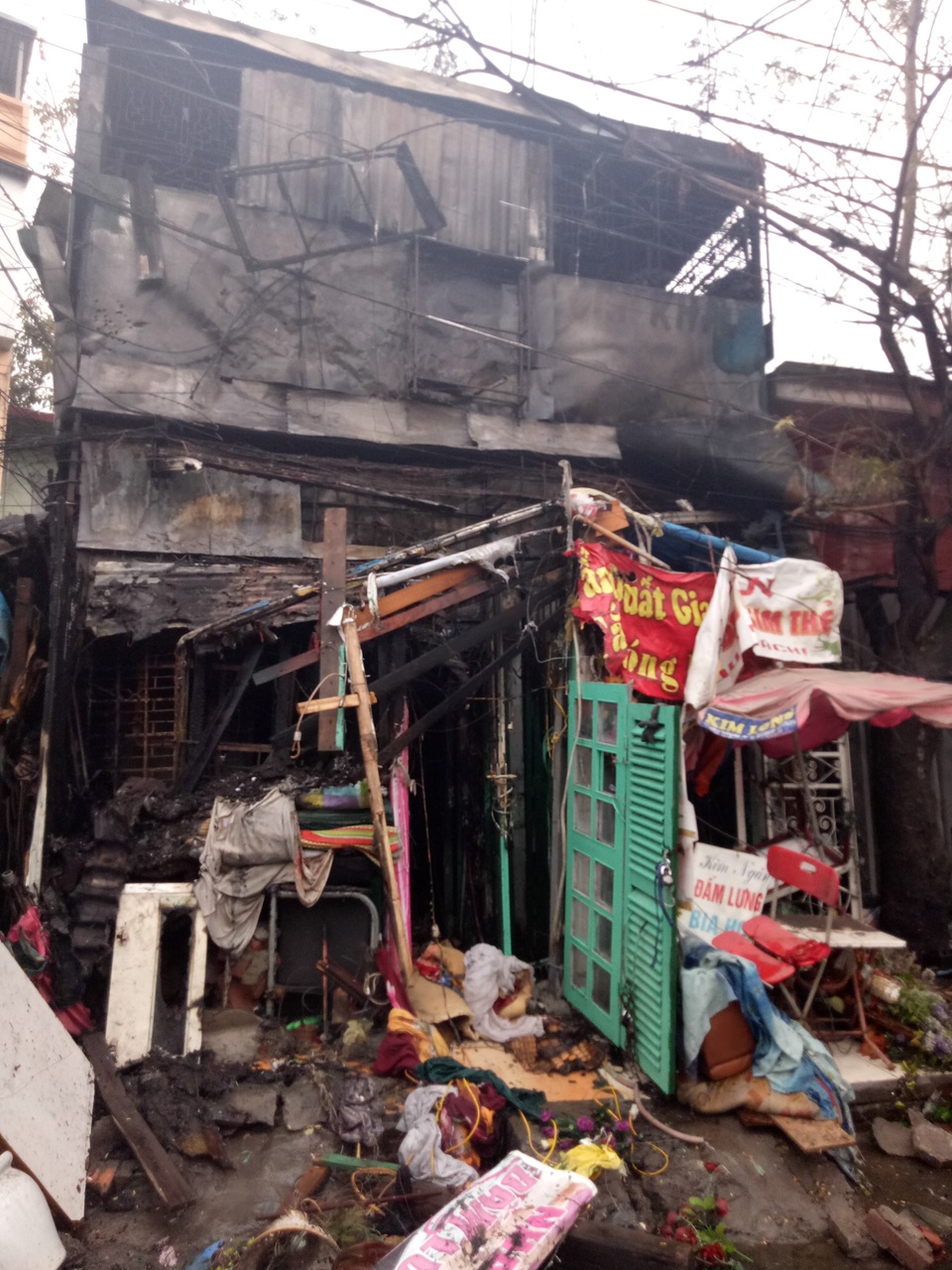 Ngôi nhà bị thiêu rụi cùng nhiều đồ vật cũ kĩ