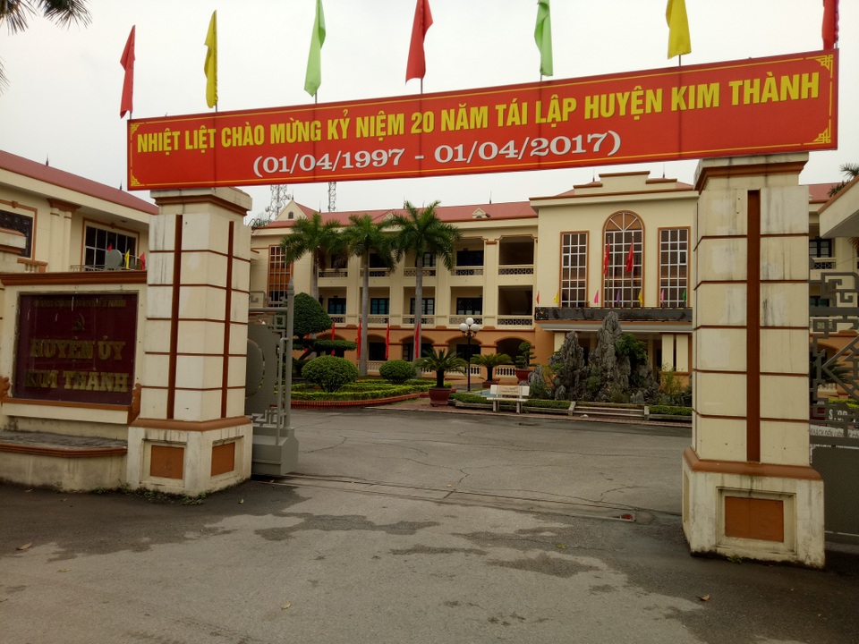 Hải Dương lập tổ công tác kiểm tra việc "cả họ làm quan" - 1
Huyện ủy Kim Thành nơi đang xôn xao thông tin cả họ làm quan.