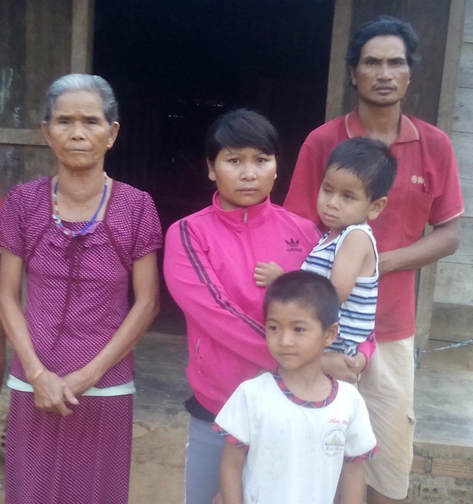 Bé 4 tuổi nguy kịch vì u nguyên bào võng mạc - 3 Gia đình toàn người già và trẻ nhỏ