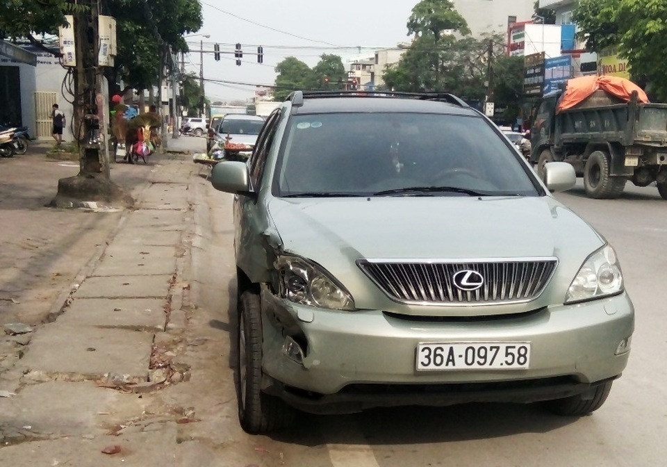 
Trước khi gây tai nạn liên hoàn, chiếc xe Camry va chạm với xe Lexus
