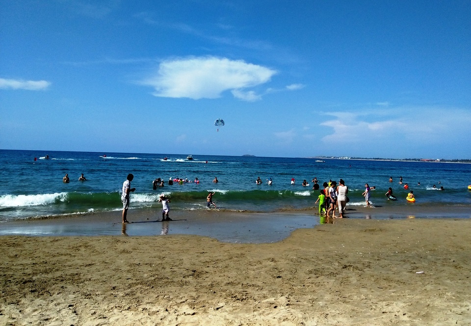 Công an làm việc với người tung tin “cá mập vào biển Mũi Né” - 3 Người dân và du khách vẫn tắm biển bình thường tại Mũi Né