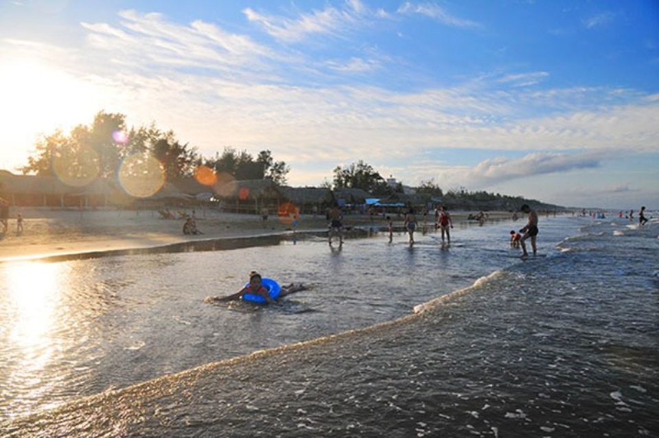 Bãi biển Hải Hòa, huyện Tĩnh Gia còn khá hoang sơ