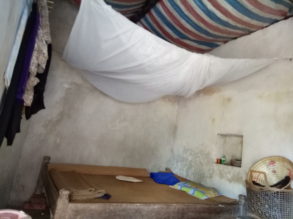 Vợ liệt sĩ mong có căn nhà mưa không dột, nắng không chói vào để thờ chồng - 7 Căn bếp- nơi cụ Miêng kê chiếc giường để ngủ cũng phải che tấm bạt lại để không bị mưa dột