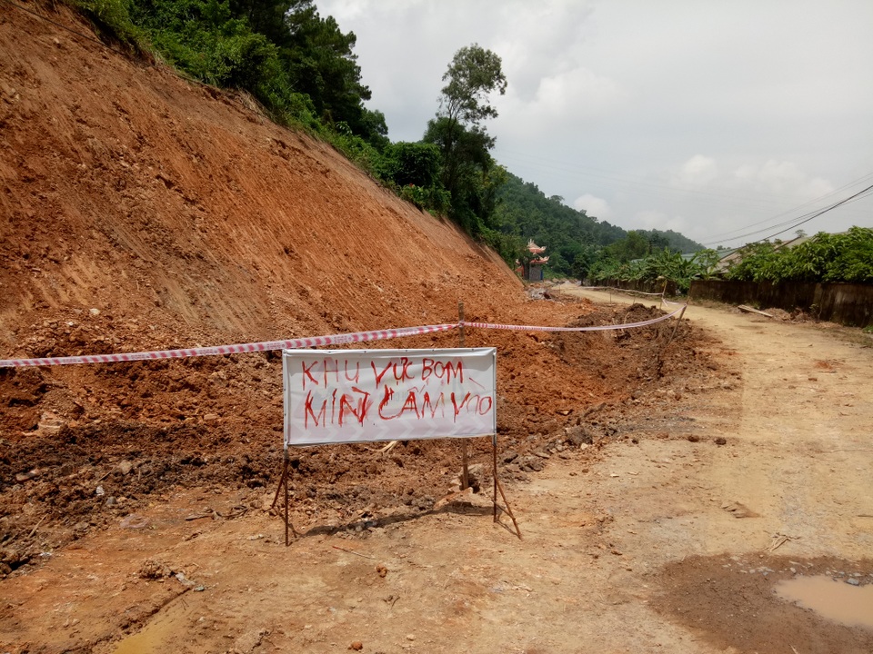 Phát hiện bom khi thi công đường - 1 Đường lên Thiền viện Trúc Lâm- nơi lực lượng làm đường phát hiện quả bom