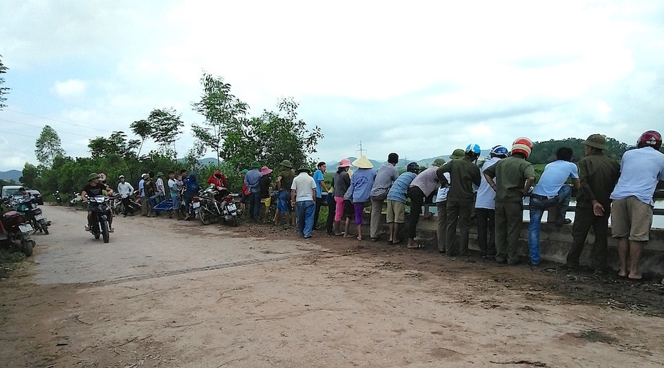 Rất đông người dân kéo đến xem sự việc.