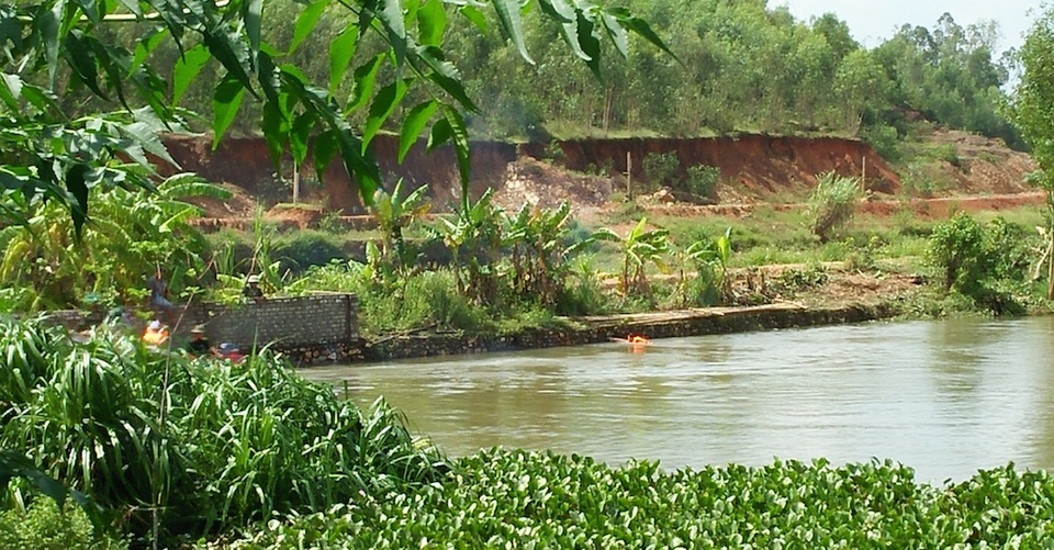 Khu vực phát hiện quần áo của nạn nhân bị nước cuốn trôi.