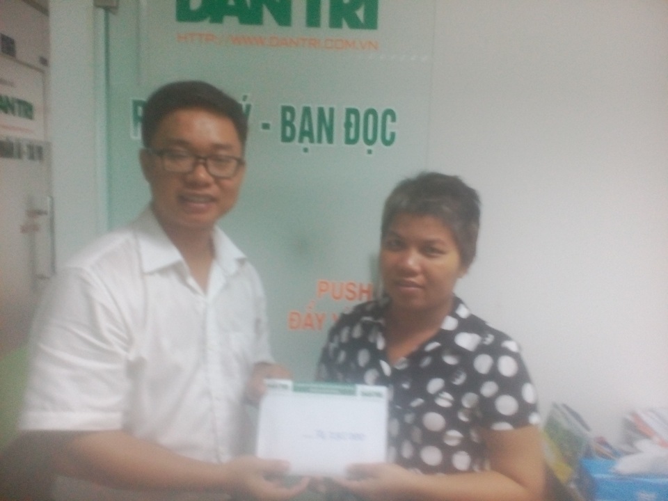 Trao hơn 74 triệu đồng đến chị Trịnh Thị Kim Hương - 1 Đại diện báo Dân Trí trao tiền cho chị Hương