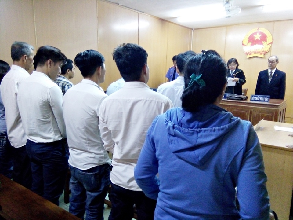 Bằng tiến sĩ được rao bán với giá… 5,5 triệu đồng - 1 Các bị cáo nghe tòa tuyên án.