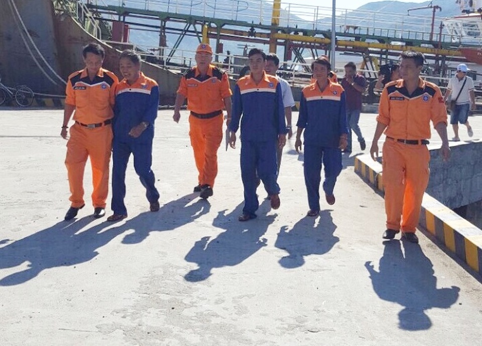 Vượt 170 hải lý cứu 3 ngư dân gặp nạn trên biển - 4 Lãnh đạo Nhatrang MRCC đón 3 ngư dân và động viên họ sau khi về bờ an toàn