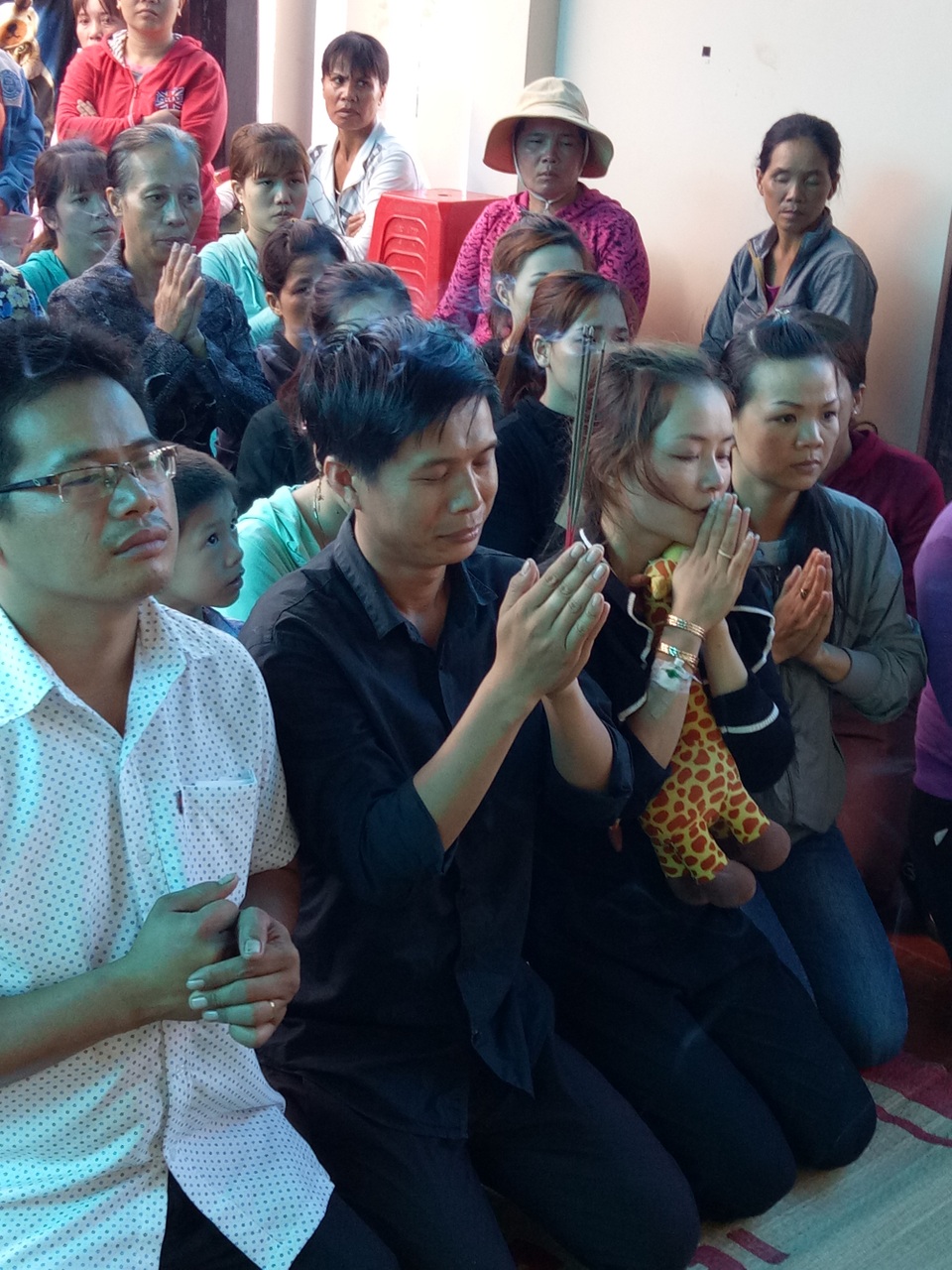 Bệnh viện huyện tắc trách khiến bệnh nhi 2 tuổi tử vong? - 2
Gia đình anh Thông đau đớn trước sự ra đi của con trai