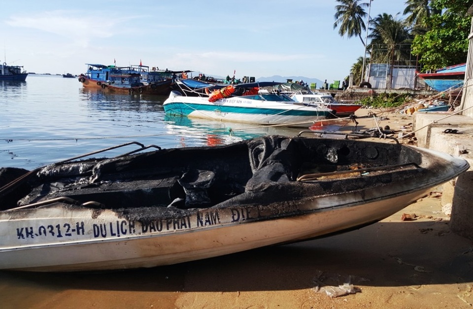 Ca nô du lịch bất ngờ cháy sau khi có người lạ đến gần - 1 Hiện trường vụ cháy ca nô du lịch ở Khánh Hòa, sáng 30/9