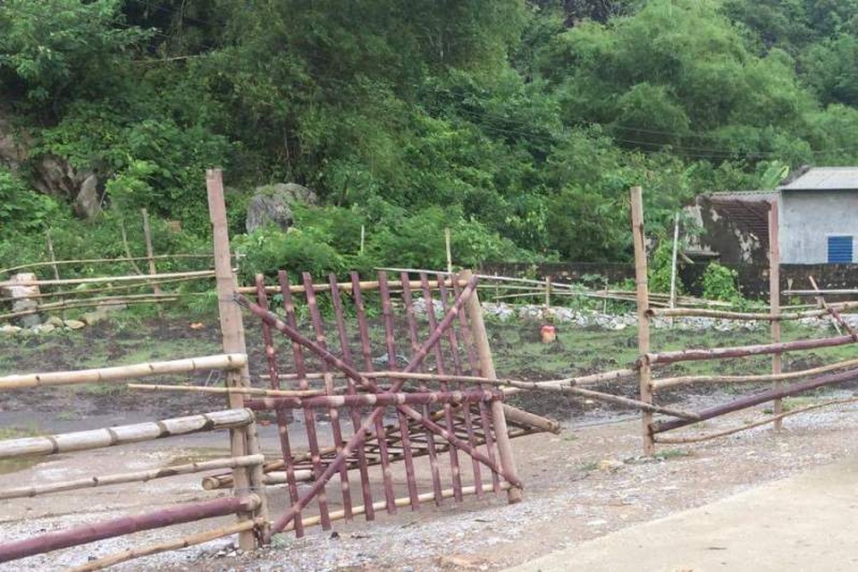 Vụ đường vào danh thắng bị rào chắn: Đề nghị thành phố thu hồi đất để mở đường - 1 Việc đường vào động Tiên Sơn bị rào chắn khiến người dân và du khách gặp nhiều khó khăn khi muốn tham quan danh thắng này