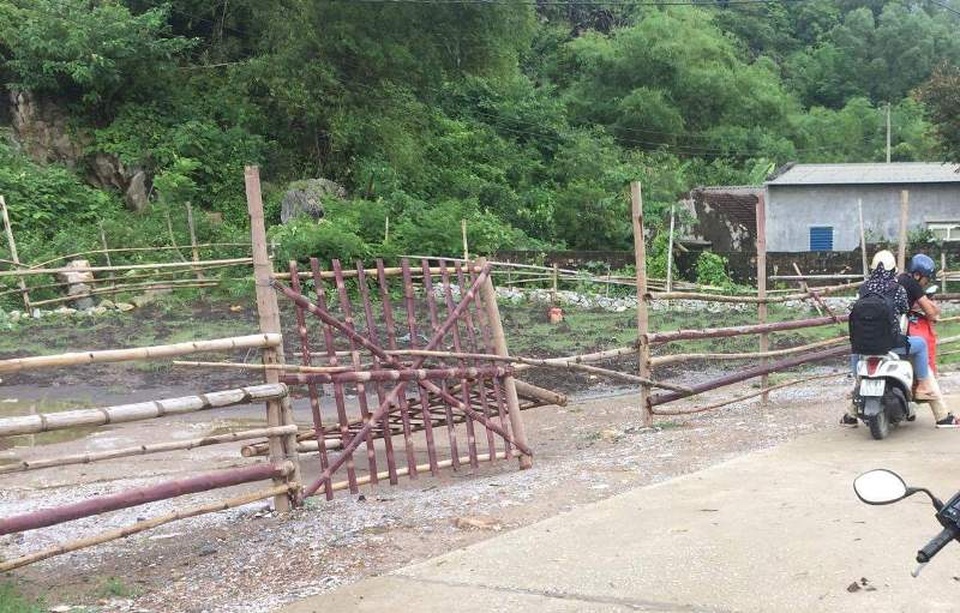 Đường vào danh thắng bị rào chắn - 1 Đường vào động Tiên Sơn bị rào chắn