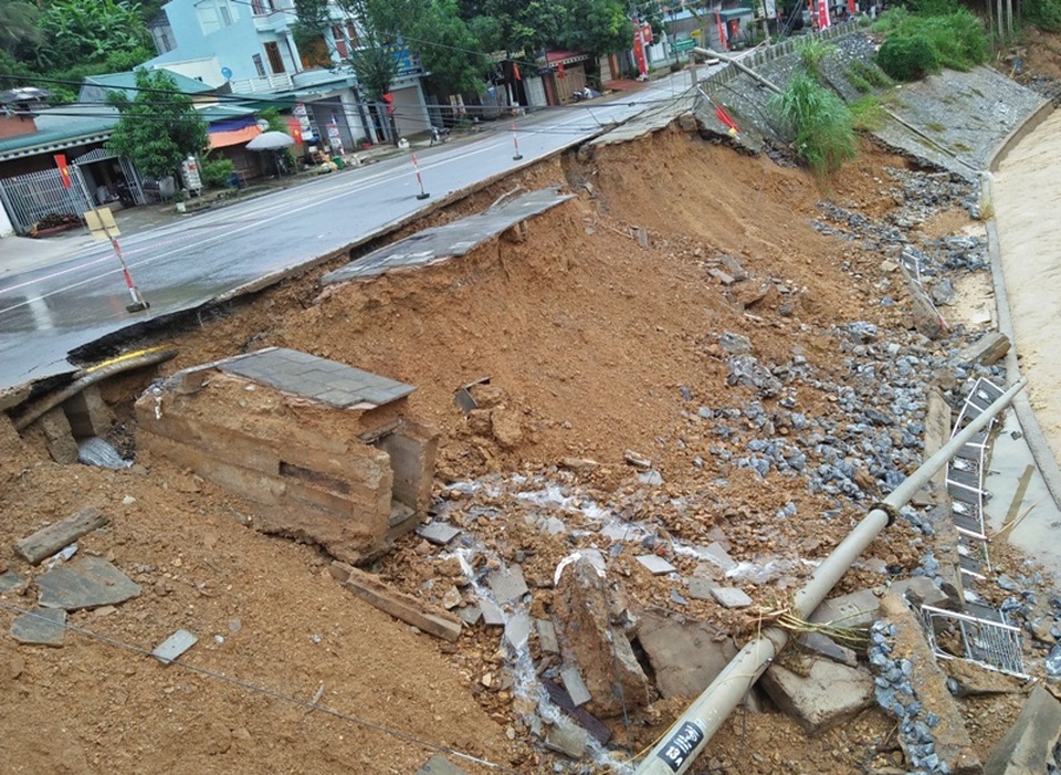 Nhiều vị trí trên quốc lộ 217 còn bị nước lũ cuốn trôi ta luy âm và một phần mặt đường, kéo dài hàng chục mét.