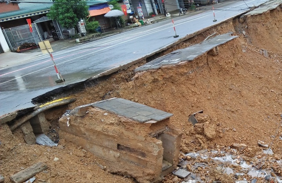 Hiện, Công an huyện Quan Sơn đã triển khai lực lượng xuống các vị trí bị sạt lở để đặt biển cảnh báo và phân luồng giao thông đảm bảo an toàn cho các phương tiện tham gia giao thông an toàn, đồng thời báo cáo lên các cấp có thẩm quyền có hướng giải quyết kịp thời.