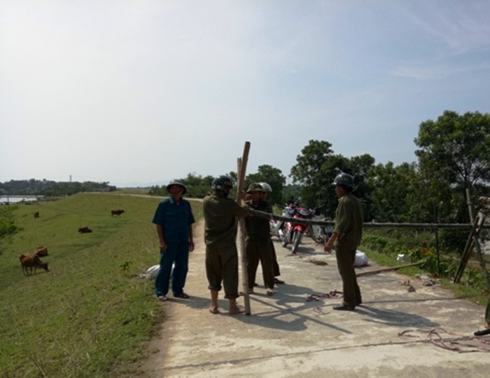 Hiện tại, chính quyền địa phương ngăn đường qua đoạn đê nứt để đảm bảo an toàn