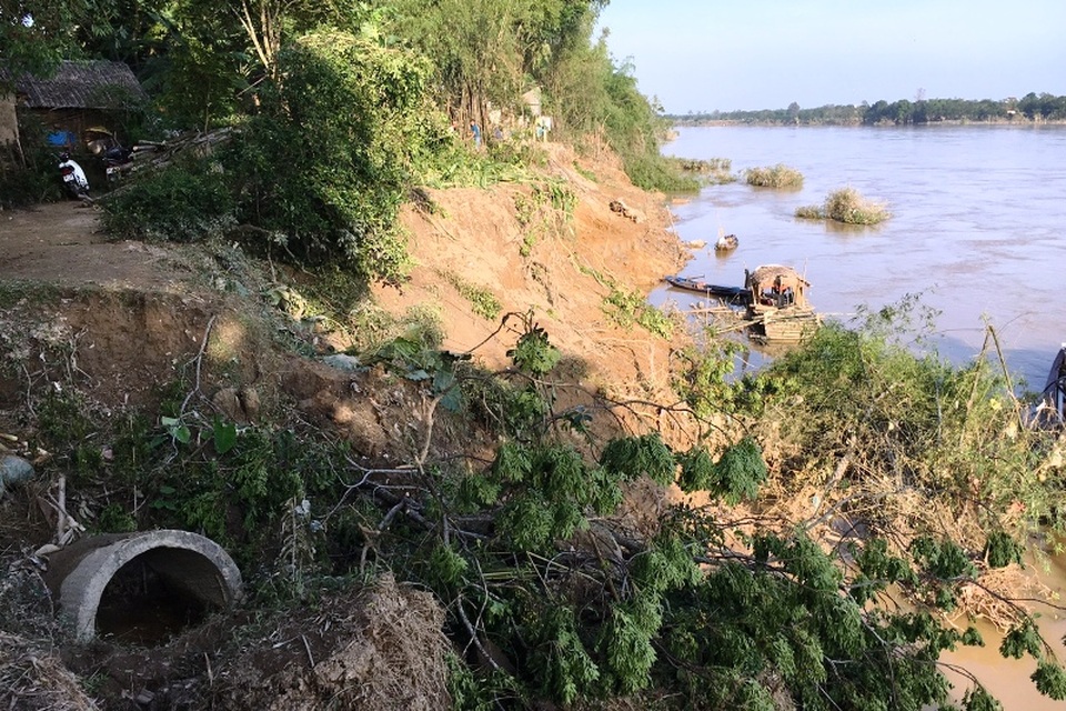 Nước sông dân cao đã cuốn phăng nhiều diện tích đất, cây cối ven sông của người dân
