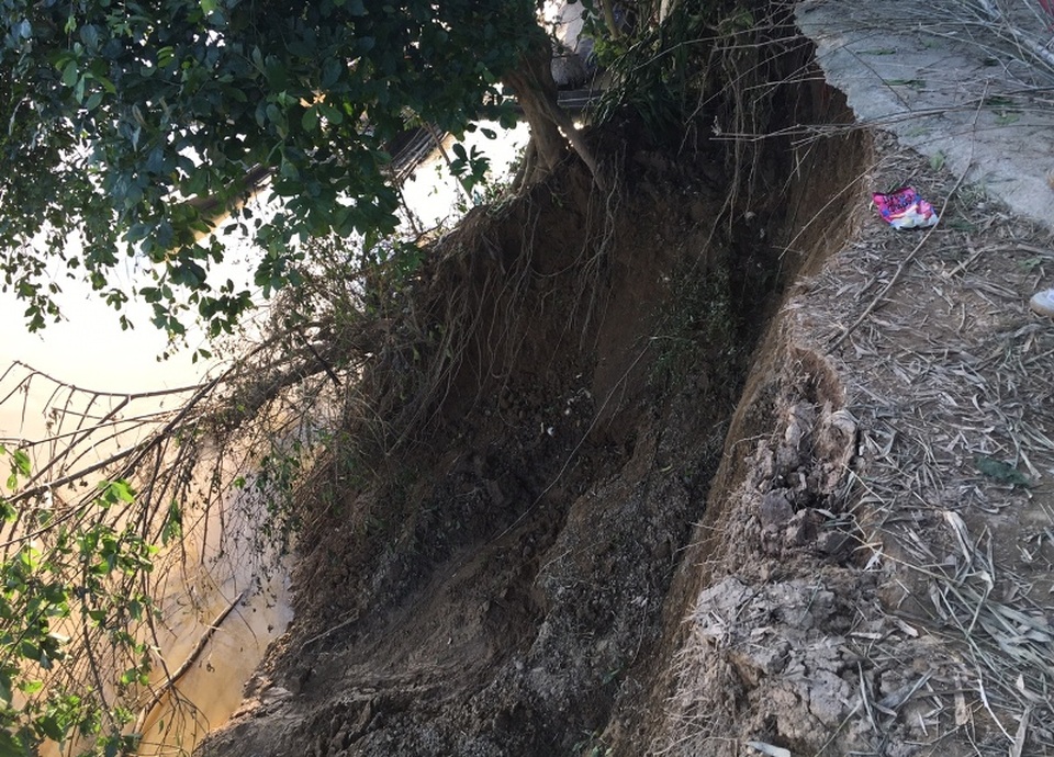 Nước liếm sâu vào đất liền