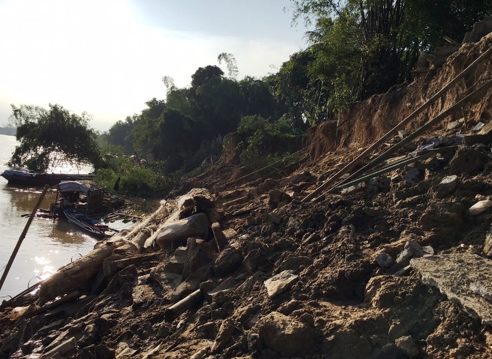 Tình trạng sạt lở xuất hiện trong cơn lũ bắt đầu từ ngày 10/10 vừa qua