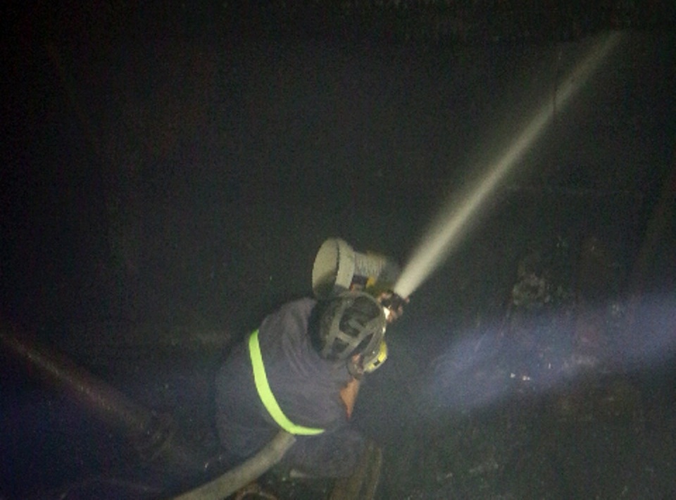 Do điều kiện đêm tối, gió biển thổi mạnh nên công tác chữa cháy gặp nhiều khó khăn