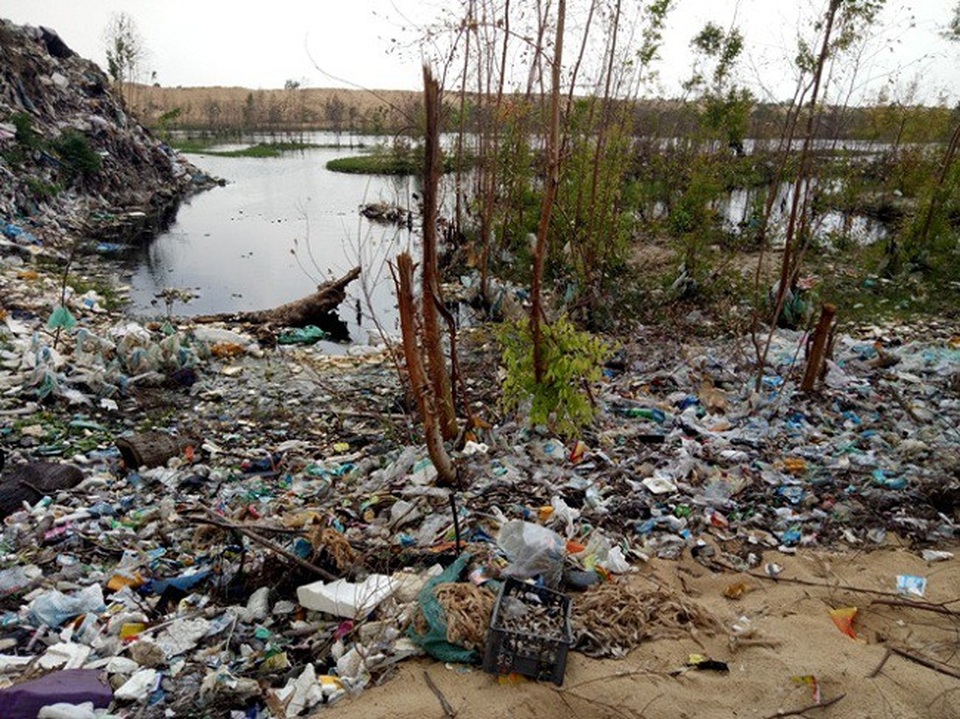 Nước từ bãi rác tràn xuống hồ gây ô nhiễm