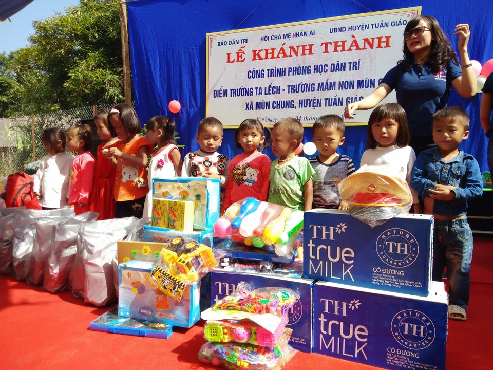 Khánh thành công trình phòng học Dân trí thứ 13 tại Điện Biên - 4
Rất nhiều phần quà có giá trị được báo Dân trí và Hội cha mẹ Nhân ái trao đến các học sinh điểm trường Ta Lếch nhân dịp khánh thành phòng học Dân trí tại đây