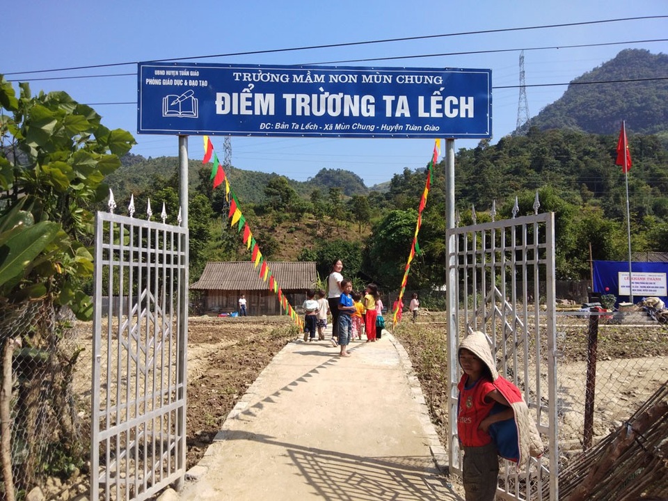 Khánh thành công trình phòng học Dân trí thứ 13 tại Điện Biên - 6
Cổng trường điểm trường Ta Lếch ấn tượng với bảng hiệu mới