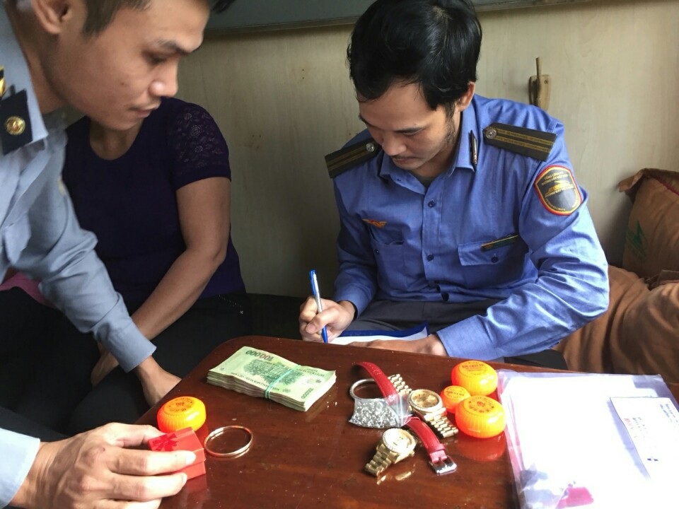 Đại diện tổ tàu SE6 lập biên bản ghi nhận hiện vật bên trong va ly do khách để quên sau khi xuống tàu