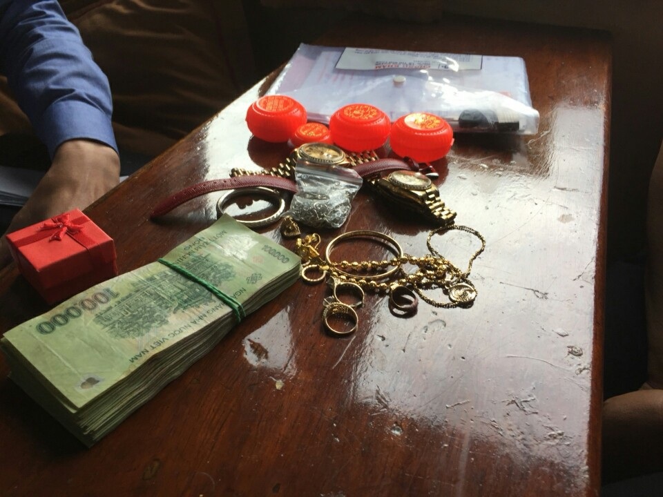 Hiện vật bên trong chiếc va ly gồm 10 triệu đồng tiền mặt và nhiều trang sức có giá trị