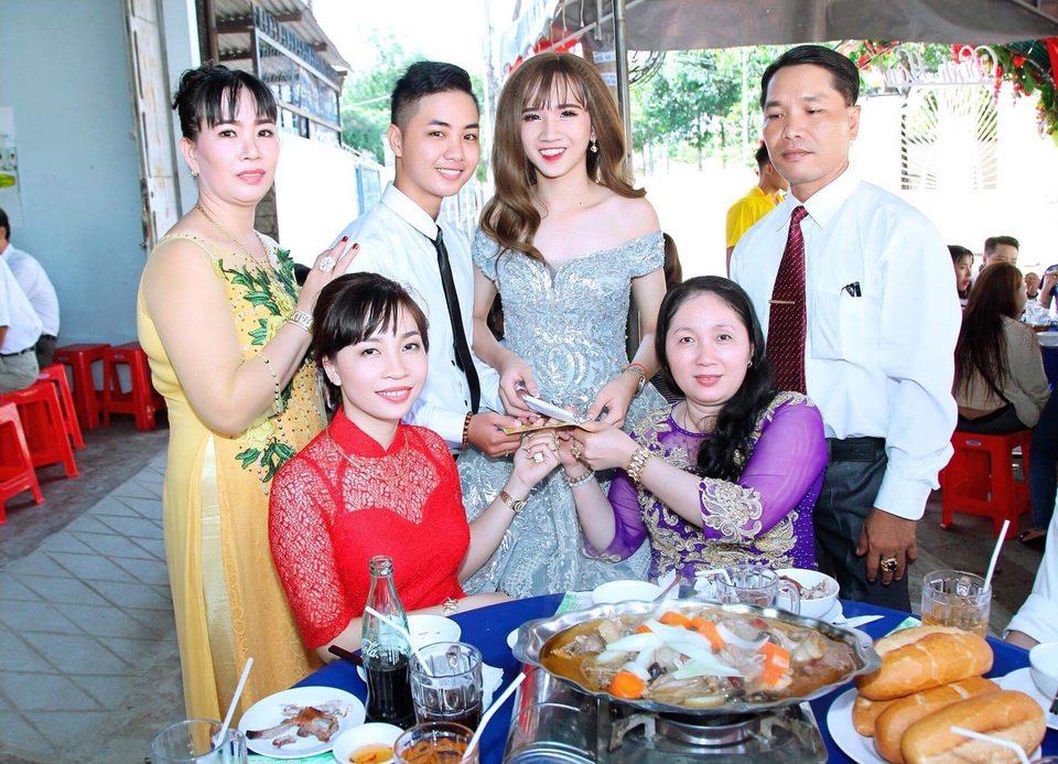 Chuyện tình kỳ lạ của cặp vợ chồng “hoán đổi” giới tính cho nhau ở Cần Thơ - 5 Cặp đôi chụp ảnh với người thân trong đám cưới