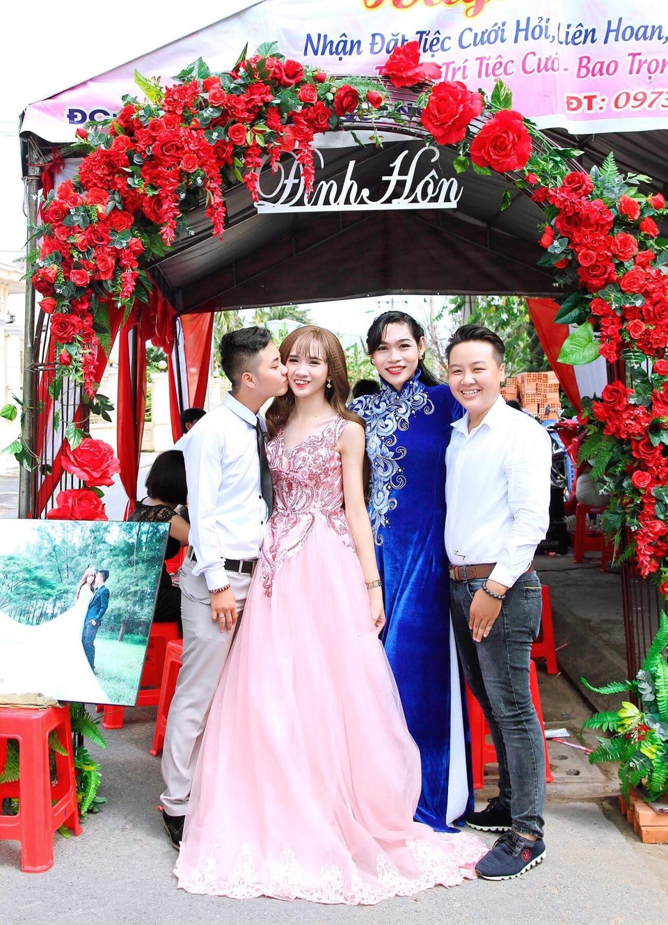 Chuyện tình kỳ lạ của cặp vợ chồng “hoán đổi” giới tính cho nhau ở Cần Thơ - 4 Đám cưới của cặp đôi được tổ chức vào tháng 11 vừa qua và dược xem là đám cưới đặc biệt và kỳ lạ nhất từ trước đến nay.
