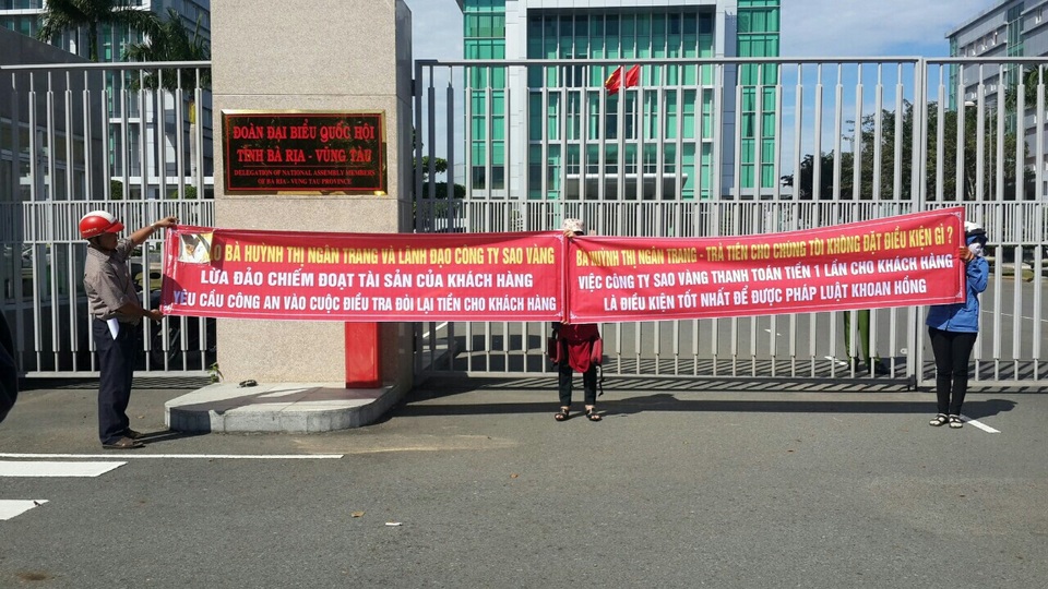 Dân kéo đến UBND tỉnh tố doanh nghiệp có dấu hiệu lừa đảo hàng trăm tỷ đồng - 2 Người dân kéo đến trụ sở UBND tỉnh đòi giải quyết vụ việc