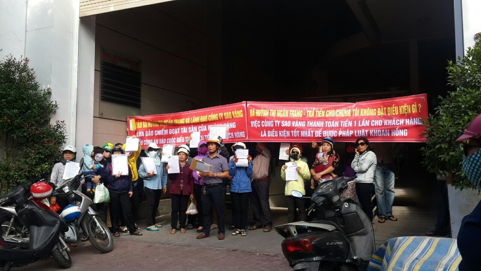 Dân kéo đến UBND tỉnh tố doanh nghiệp có dấu hiệu lừa đảo hàng trăm tỷ đồng - 1 Người dân kéo đến công ty Sao Vàng đòi gặp lãnh đao