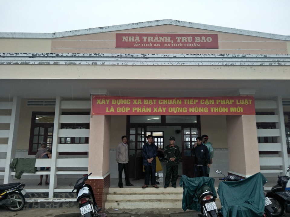 Ngay sau Noel, người miền Tây nháo nhào chạy bão - 14 Lực lượng chức năng hỗ trợ nhân dân tránh trú bão số 16 (Ảnh: Minh Giang)
