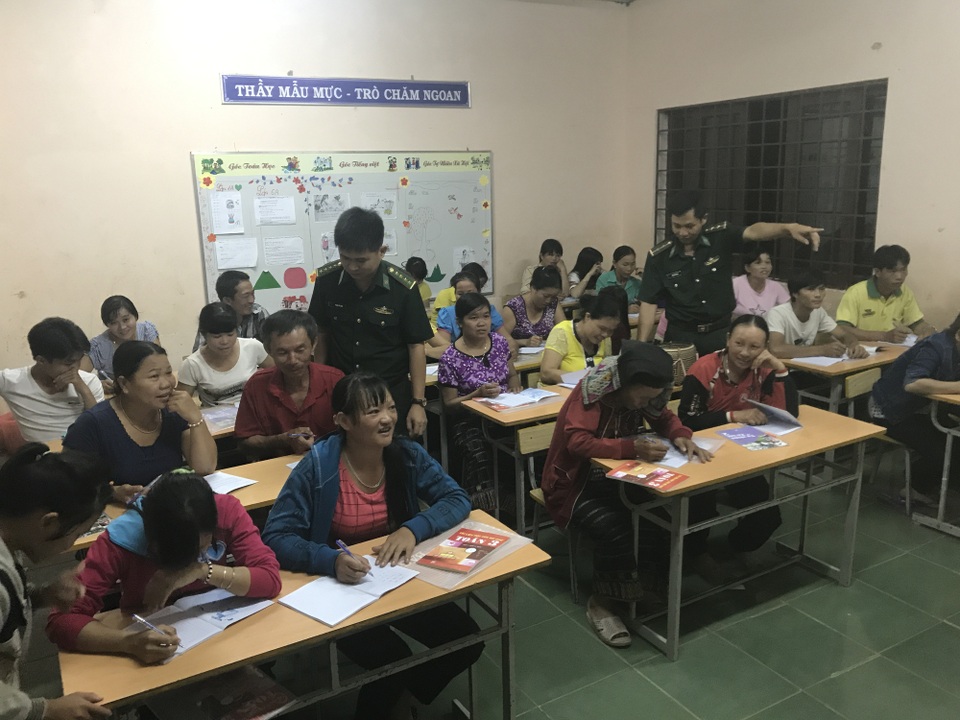 Lớp học xóa mù chữ vùng biên giới của hai thầy giáo mang màu áo lính - 1
Lớp học xóa mù chữ vùng biên giới của thầy Hiếu và thầy Thọ