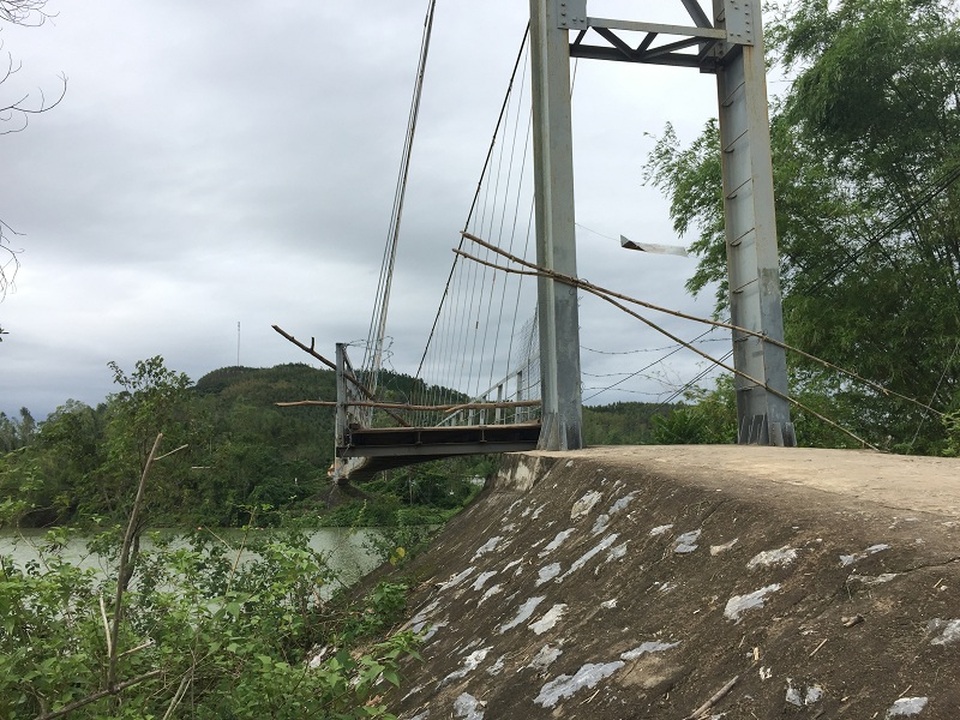 Cây cầu treo tại xã Liên Trạch đã bị bão xô lệch mố