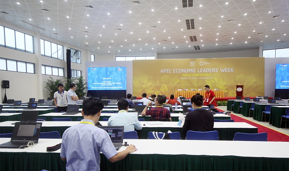 Phóng viên nhộn nhịp tác nghiệp tại Trung tâm Báo chí Quốc tế APEC - 8
Phòng họp báo chính của trung tâm cũng là nơi làm việc chung của các nhà báo trong nước và quốc tế.
