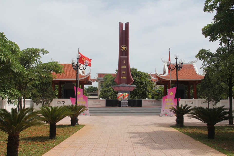 Hàng chục năm có tên tại Đài tưởng niệm vẫn không được công nhận liệt sĩ - 3
Trong văn bia Đài tưởng niệm các anh hùng, liệt sĩ của xã Cẩm Nhượng...