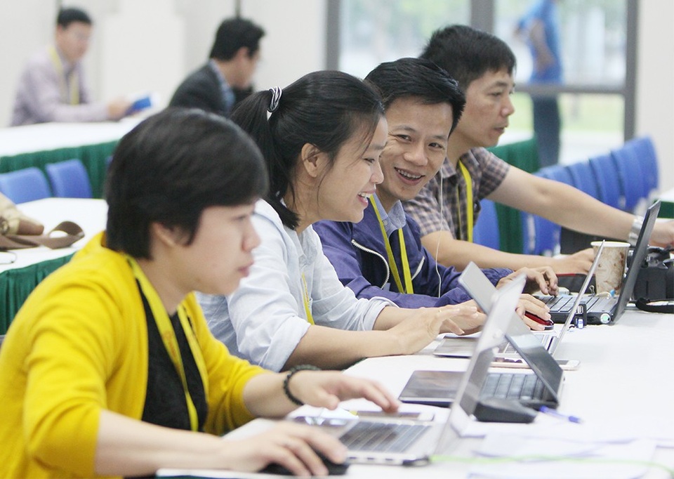 Phóng viên nhộn nhịp tác nghiệp tại Trung tâm Báo chí Quốc tế APEC - 11
Các nhà báo tác nghiệp bên trong trung tâm báo chí.