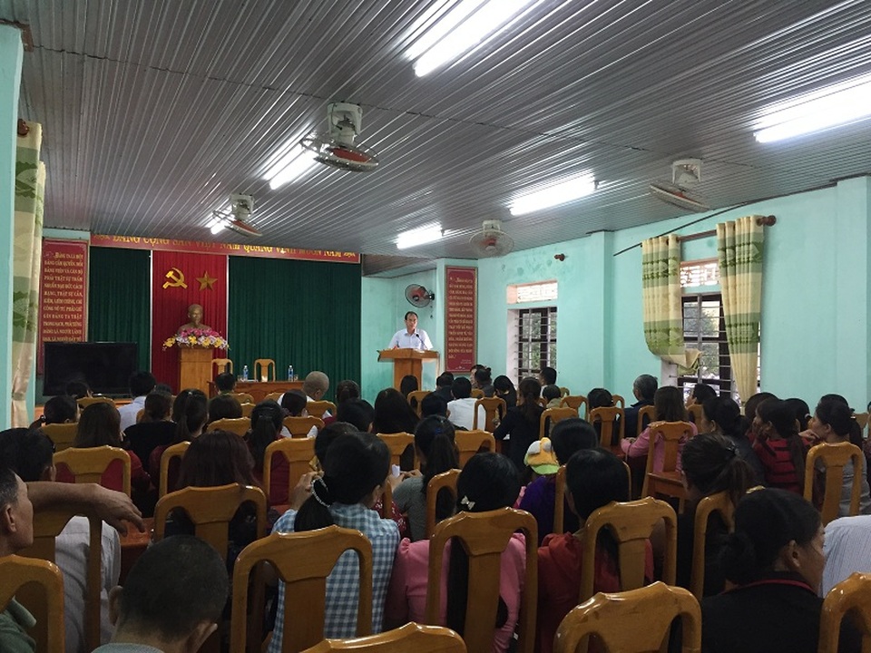 Vụ tố lạm thu: Hiệu trưởng bị kỷ luật, bố trí điều chuyển công tác - 2 Trước đó, đã có những buổi đối thoại giữa phụ huynh và nhà trường nhưng đều bất thành