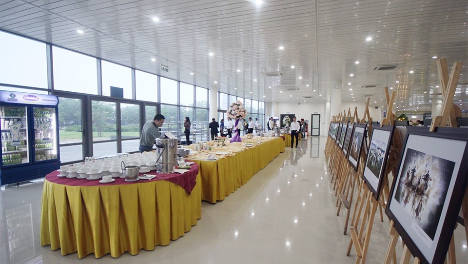 Cận cảnh nhà ăn phục vụ 3.000 phóng viên ở Trung tâm Báo chí APEC - 1
Khu vực ăn nhẹ giữa giờ của trung tâm báo chí được trang trí đẹp và tỷ mỷ.