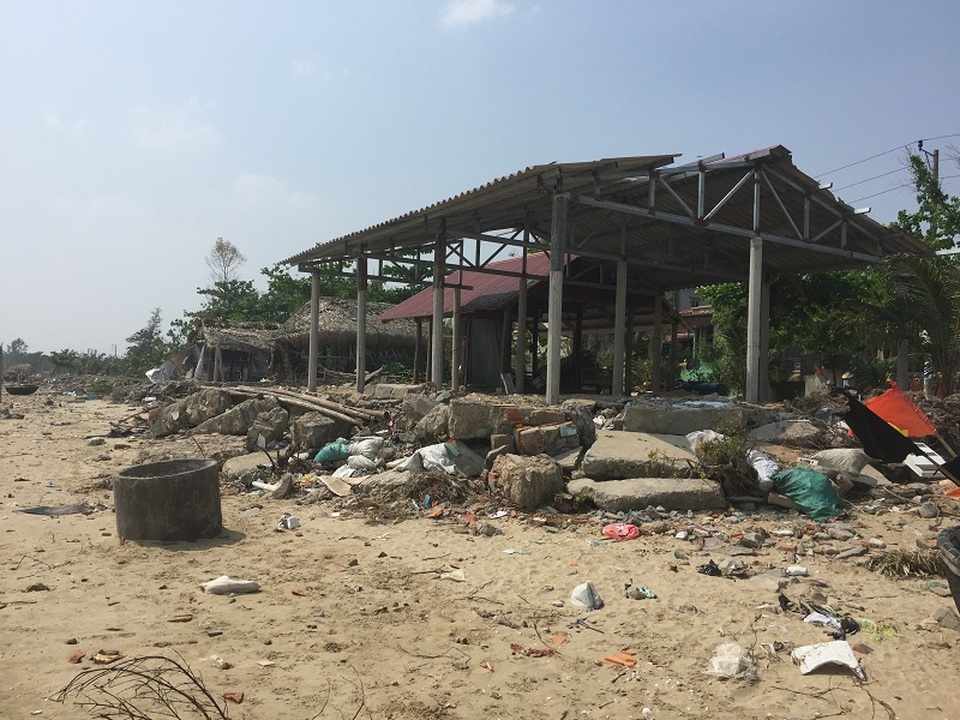 Xâm thực nghiêm trọng đe dọa xóa sổ làng biển - 3 Nhiều hàng, quán phải bỏ hoang vì bị sạt lở